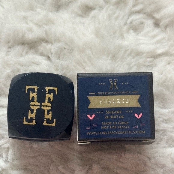 Furless Loose Eyeshadow Pigment in Sneaky - Picture 2 of 2